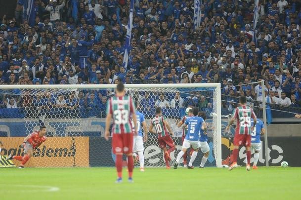 Aos 9 minutos de jogo, Ded fez pnalti em Brenner; Paulo Henrique cobrou, Fbio defendeu, mas Luciano marcou na sobra. Alertado pelo VAR, o rbitro mandou voltar a cobrana por invaso na rea de jogadores dos dois times. Na segunda batida, aos 14 minutos, Ganso bateu no mesmo canto e abriu o placar para o Flu: 1 a 0