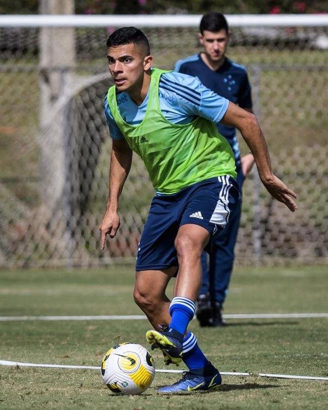 Fotos do treino do Cruzeiro neste domingo, na Toca da Raposa II. As novidades foram as presenas do atacante Rafa Silva, recuperado de incmodo no p direito, e dos recm-contratados Luis Felipe (zagueiro, ex-PSV da Holanda) e Bruno Rodrigues (atacante, ex-Famalico de Portugal)