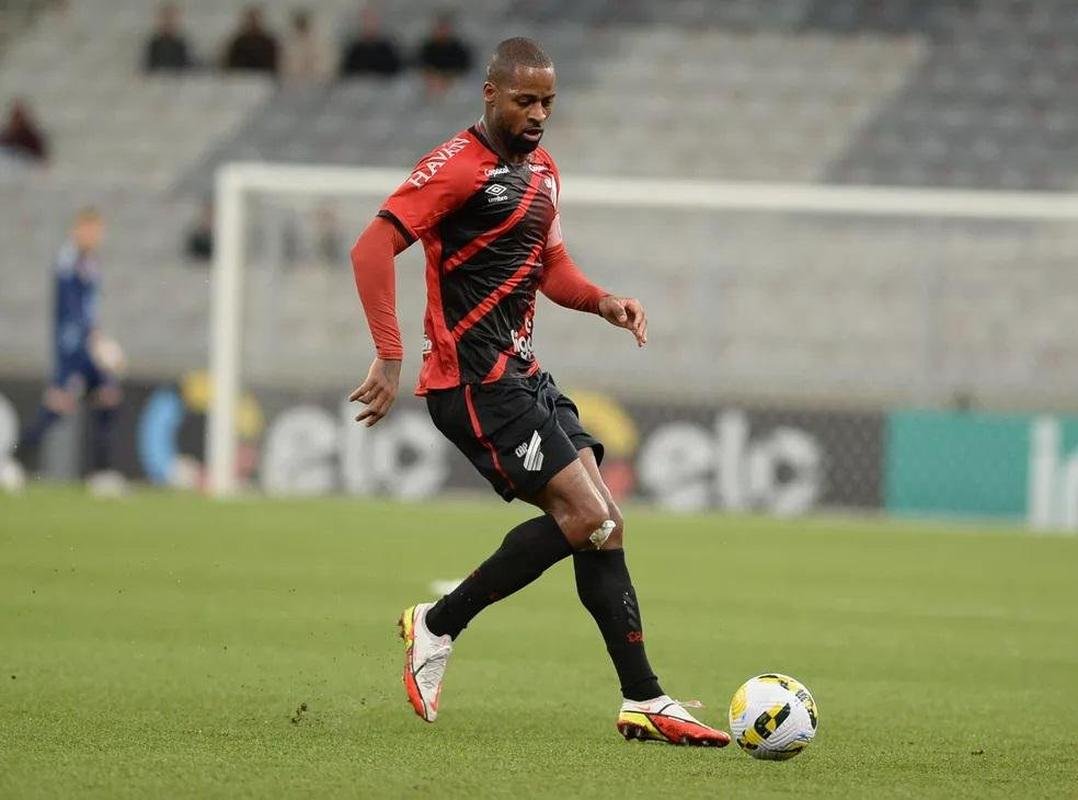 Zagueiro Ded est sem clube, aps passagem apagada pelo Furaco