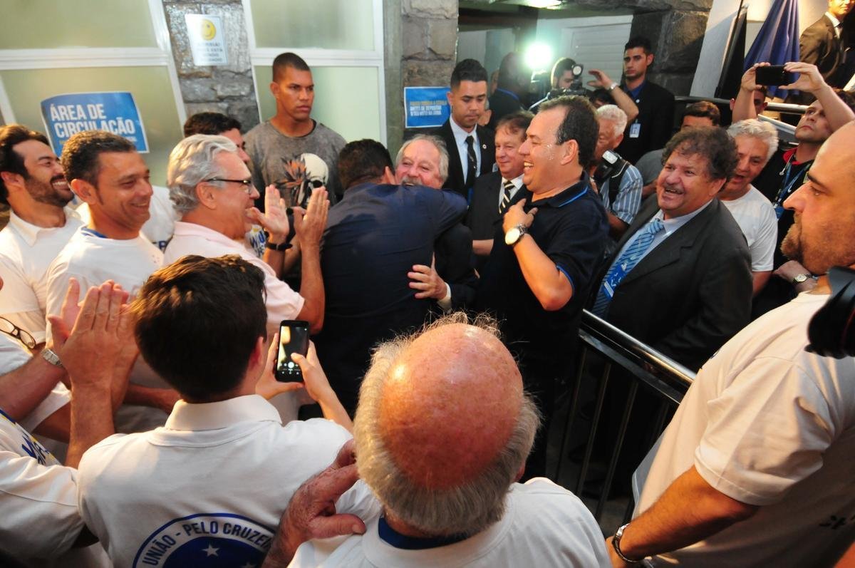 Wagner Pires de S venceu eleio com 235 votos e  o novo presidente do Cruzeiro. Ele comendar o clube no trinio 2018, 2019 e 2020. Srgio Santos Rodrigues, apoiado por Zez Perrella, ficou com 200 votos no pleito.