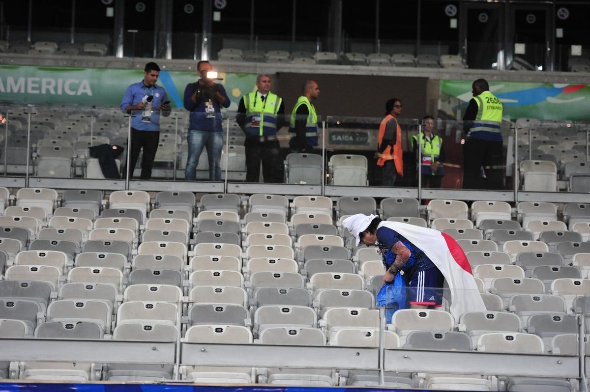 Depois do empate entre Japo e Equador, por 1 a 1, pela Copa Amrica, um torcedor japons deu um bom exemplo aos brasileiros. Com pacincia, ele recolheu lixo em vrios pontos do setor em que se encontrava no Mineiro. Na Copa de 2014, no Brasil, os nipnicos j haviam mostrado civilidade ao mundo ao limpar arquibancadas e vestirios dos estdios.