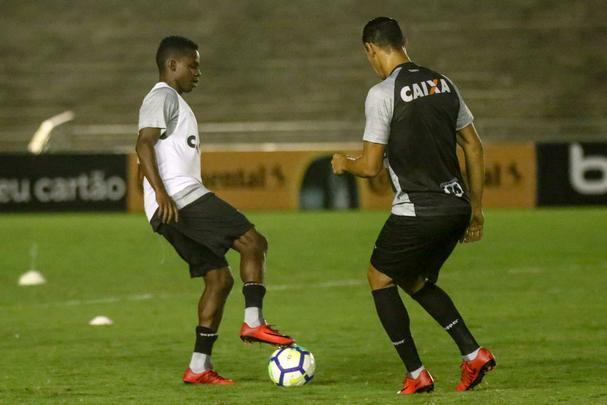 Jogadores trabalharam com bola no Almeidão, em João Pessoa, local da partida desta quarta, às 21h45, contra o Botafogo-PB, pela segunda fase da Copa do Brasil. Houve treinamento de pênaltis