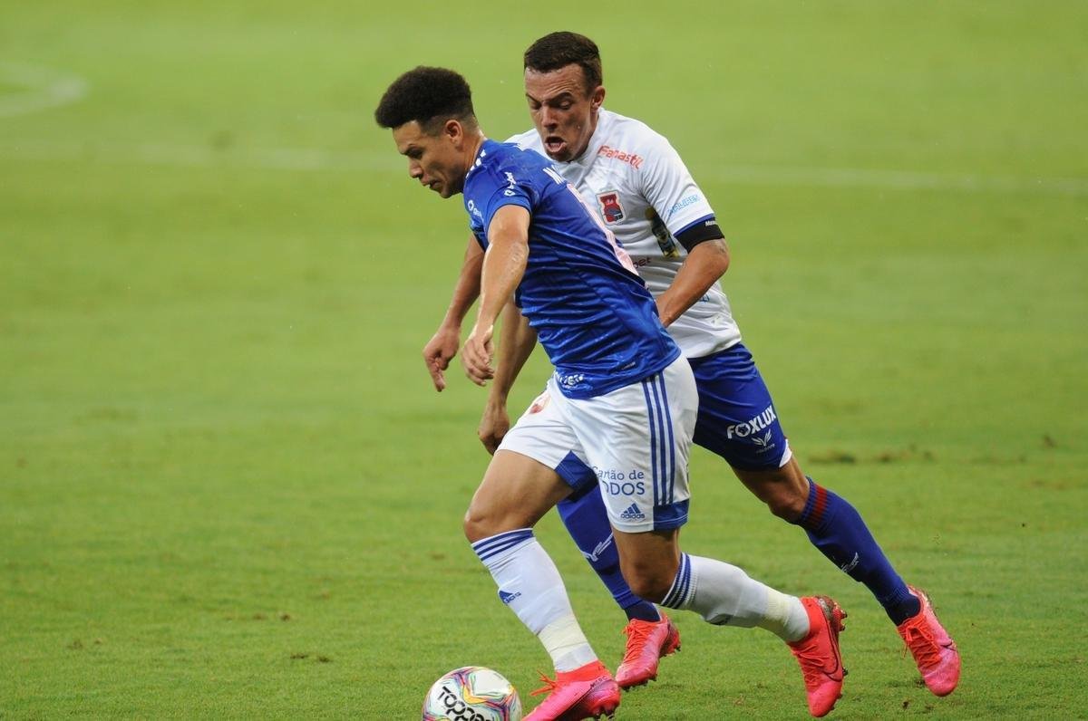 Fotos do jogo entre Cruzeiro e Paran Clube, no Mineiro, em Belo Horizonte, pela 19 rodada da Srie B do Campeonato Brasileiro