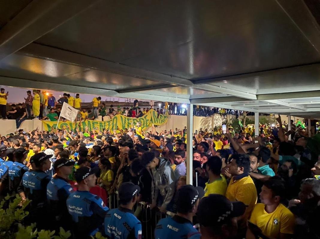 Seleo Brasileira chegou ao hotel The Westin Doha Hotel & Spa, no Centro de Doha, capital do Catar, e teve recepo calorosa de torcedores do Brasil e de outros pases. Muitos curiosos apareceram para tentar ver os craques que vo buscar o hexa na Copa do Mundo