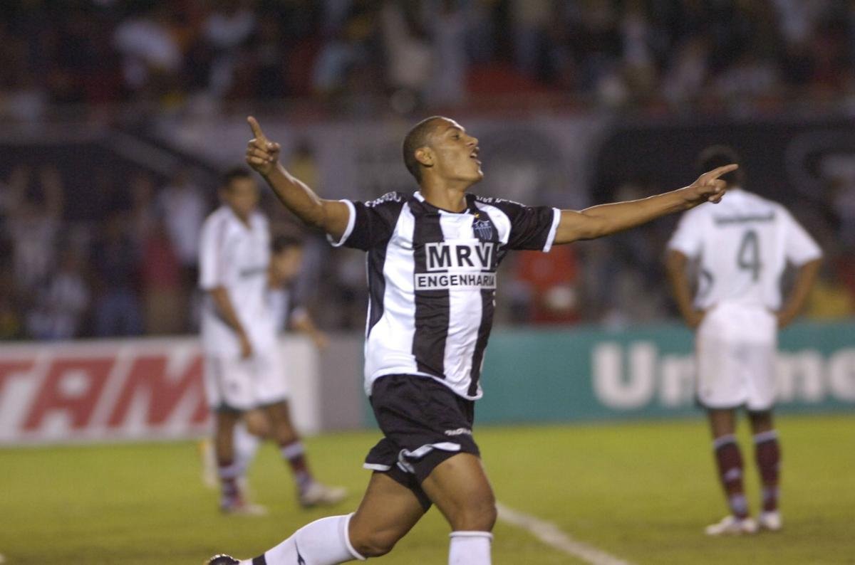 Paulo Henrique - Revelado em 2007, estreou contra o So Paulo, no Morumbi, e marcou o gol da vitria alvinegra por 1 a 0. Ele ainda marcou mais dois gols com a camisa alvinegra naquele ano (foram 13 partidas) antes de ser vendido ao Heerenveen, da Holanda, por cerca de R$ 4,6 milhes. 