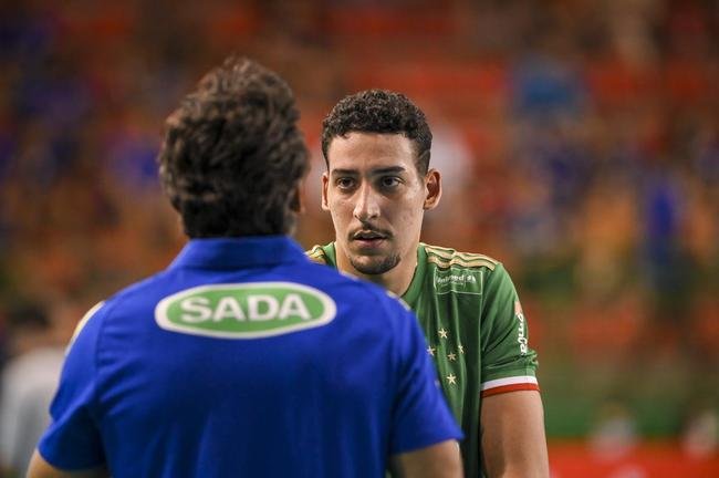 Cruzeiro se garantiu na decis�o do Sul-Americano de V�lei ao bater os argentinos do Policial Voley por 3 sets a 0, neste s�bado (5), no Gin�sio do Riacho, em Contagem. As parciais foram de 25/20, 29/27 e 25/16