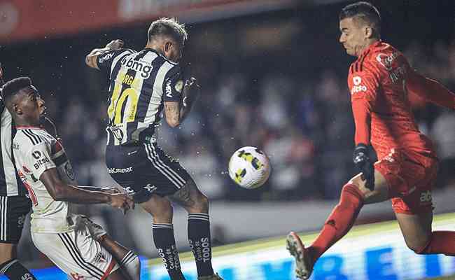Autor de dois gols, Vargas, com uma raspada de cabea, obrigou o goleiro Felipe Alves a fazer grande defesa
