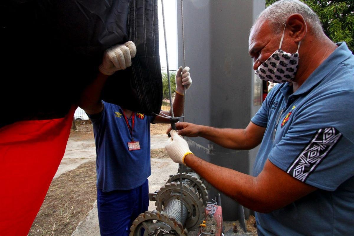 Hasteamento aconteceu na tarde desta quarta-feira e contou com a presença de conselheiros e diretores do Sport; por conta da pandemia, apenas metade da bandeira foi erguida