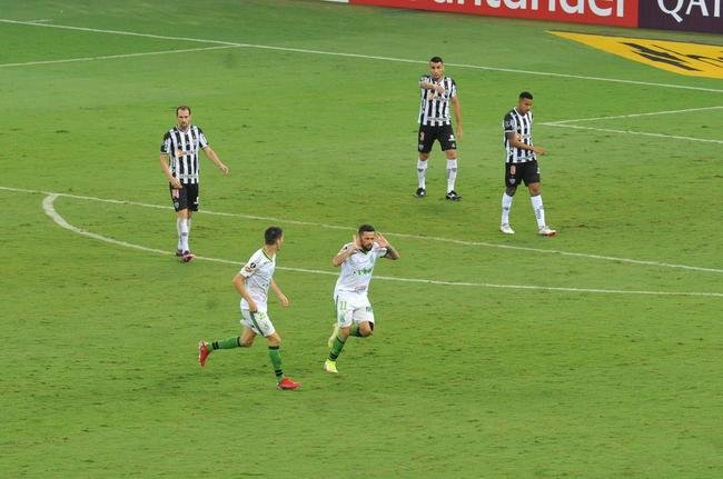 Felipe Azevedo abriu o placar no clssico com um golao em chute de fora da rea, no ngulo esquerdo de Everson: 1 a 0 Amrica