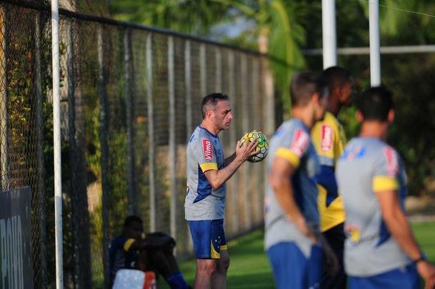 Depois de invaso de torcida organizada, jogadores trabalharam normalmente. Ded foi entregue  preparao fsica, assim como volante Marciel. Time enfrenta o Vitria na quarta-feira pela Copa do Brasil