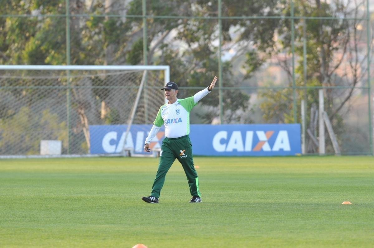 Depois de reunio com elenco e diretoria, Adilson Batista observou treino comandado por Drubscky no Amrica