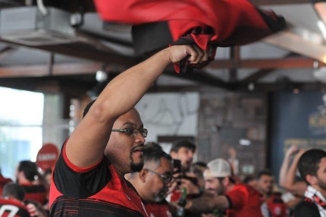 Festa da torcida do Flamengo no Bar Leblon, em BH, com os gols de Gabigol e Bruno Henrique na final da Supercopa do Brasil, em Cuiab. Flamengo virava e fazia 2 a 1.