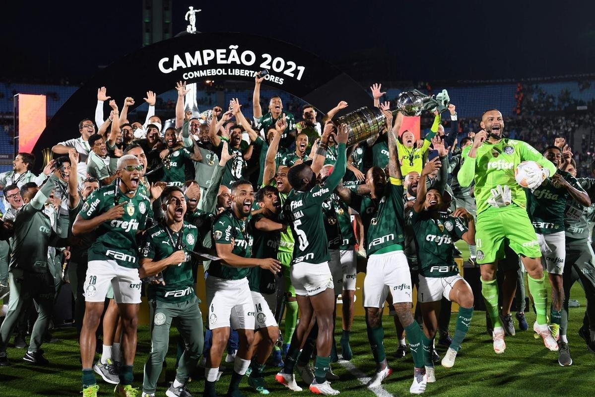 Fotos: festa dos jogadores do Palmeiras com a taa da Libertadores