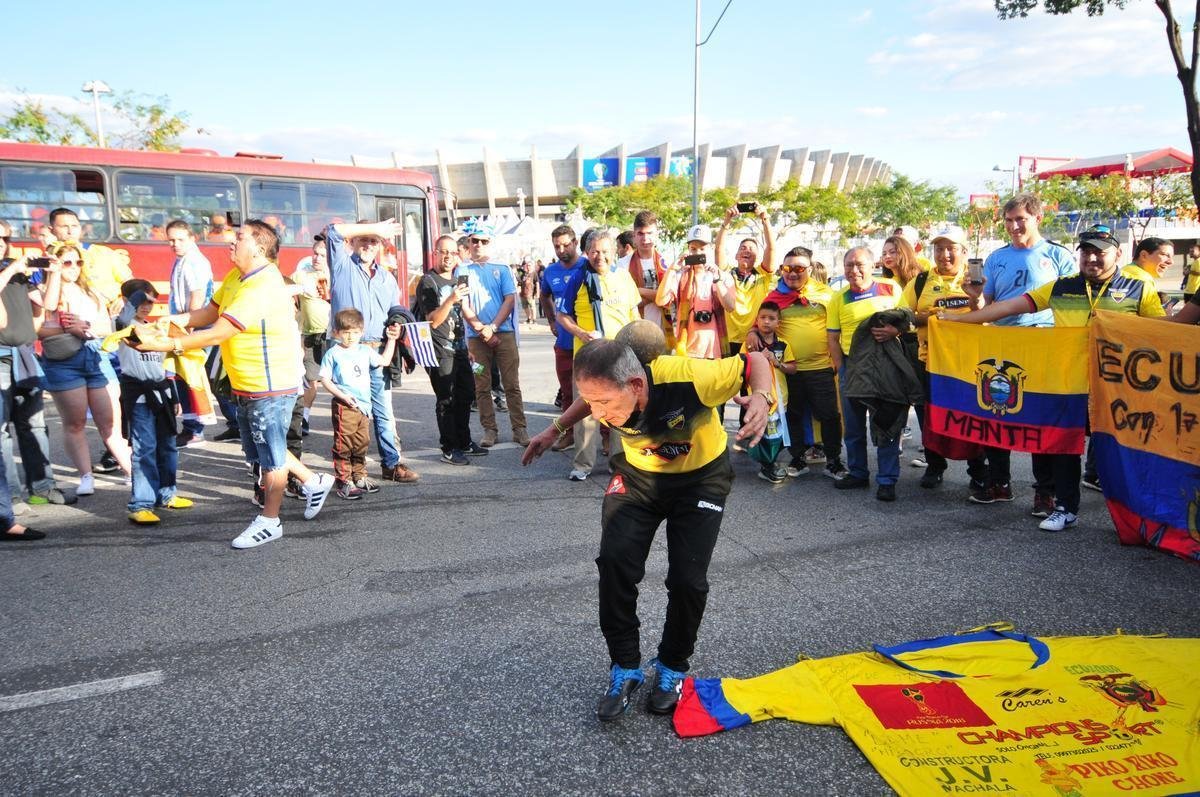 Torcedores nos arredores do Mineiro antes de Uruguai x Equador