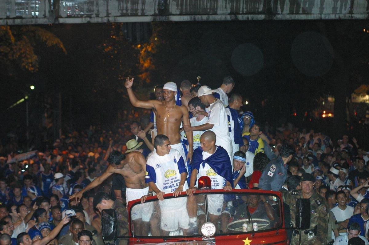 Em 30 de novembro de 2003, o Cruzeiro venceu o Paysandu por 2 a 1, no Mineiro, e confirmou o bicampeonato brasileiro. Logo depois da partida, jogadores, comisso tcnica e diretoria desfilaram em carro aberto pelas ruas de Belo Horizonte e levaram milhares de torcedores ao delrio.