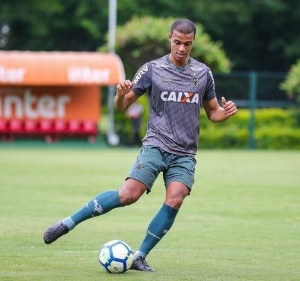 Lucas Cândido - volante