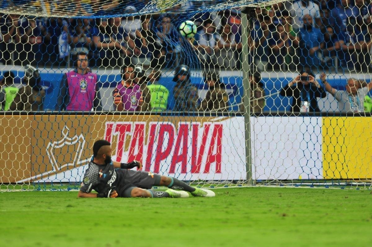 De Henrique a Thiago Neves, passando pela defesa de Fbio; a emoo dos cruzeirenses