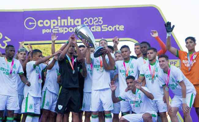 Jogadores do Amrica levantando trofu de segundo colocado aps serem derrotas para o Palmeiras na final da Copinha
