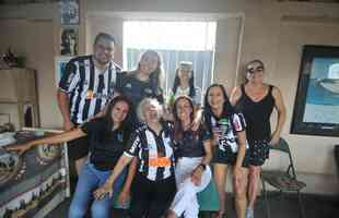 Familiares e amigos acompanham final do Mineiro na casa de dona Myrza Guimares, torcedora do Atltico vizinha do estdio Independncia