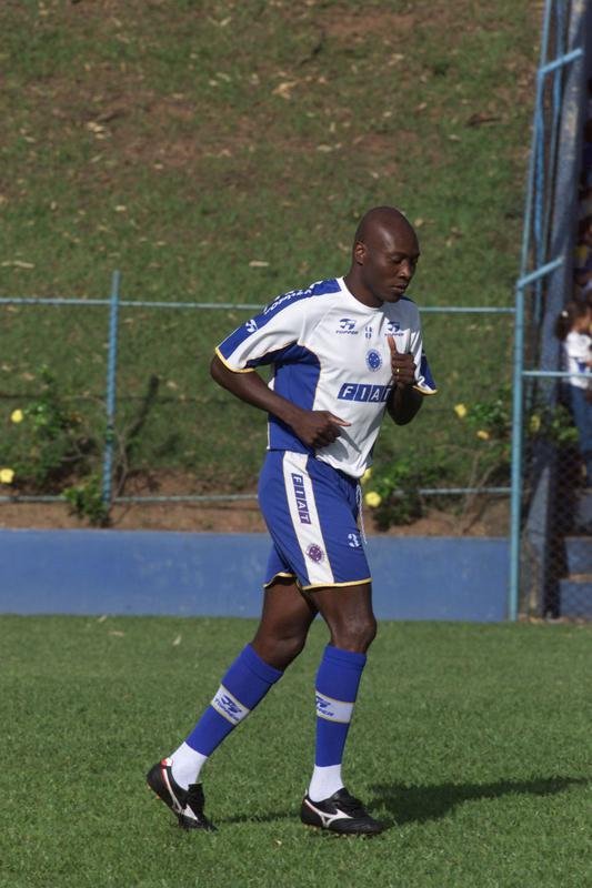 Fotos da passagem do jogador Rincn pelo Cruzeiro, em 2001.  Ele faleceu aos 55 anos nesta quarta-feira (13/4/2022), aps sofrer acidente automobilstico em Cali, na Colmbia, no dia 11.