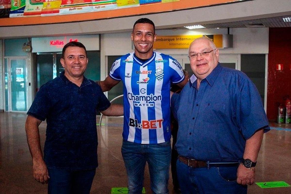 Elton, atacante (CSA)