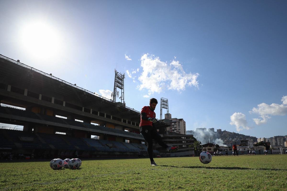 Atlético teve atividade no Estádio Olímpico Brígido Iriarte, em Caracas, antes da estreia na Libertadores