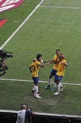 Neymar marca o segundo do Brasil aos 45 do primeiro tempo