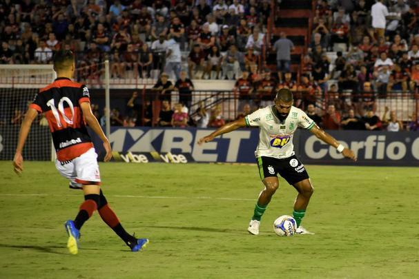 América arrancou empate dramático diante do Atlético-GO em Goiânia