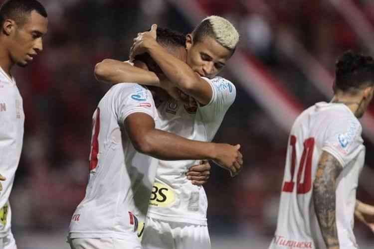 Nos acréscimos, Náutico venceu o CRB, pela Copa do Nordeste, em jogo fora de casa. Partida marcou a sexta rodada do Regional e ficou marcada por %u201Cespantar a má fase%u201D de Jean Carlos