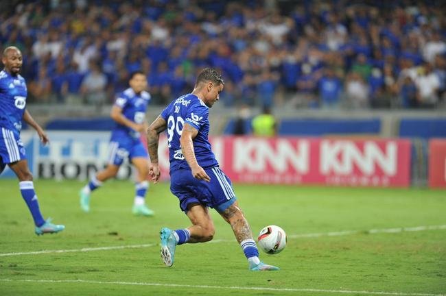 Com gol de Edu, Cruzeiro venceu Brusque por 1 a 0 no Mineiro pela segunda rodada da Srie B. Time e comisso tcnica comemoraram com a torcida no Gigante da Pampulha