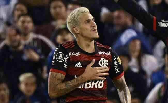 Atacante Pedro aps fazer trs gols contra o Vlez, pela Copa Libertadores