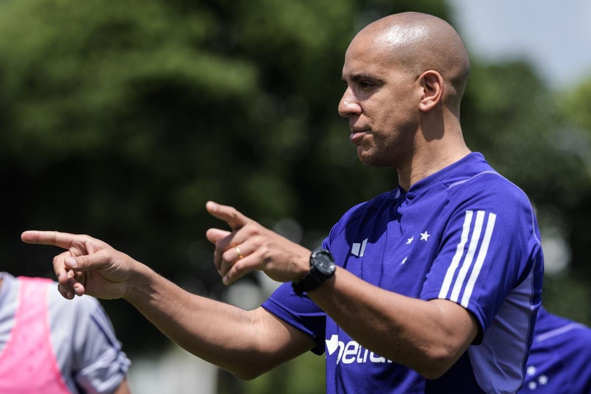 Fotos do primeiro treino do tcnico portugus Pepa no Cruzeiro