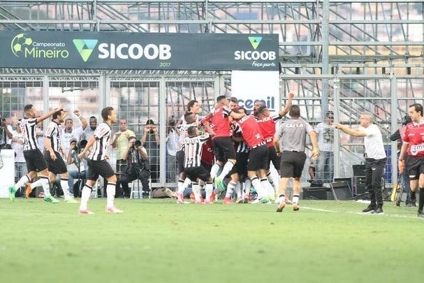 Elias recebeu passe de Cazares pela direita e marcou o segundo do Atltico: 2 a 1