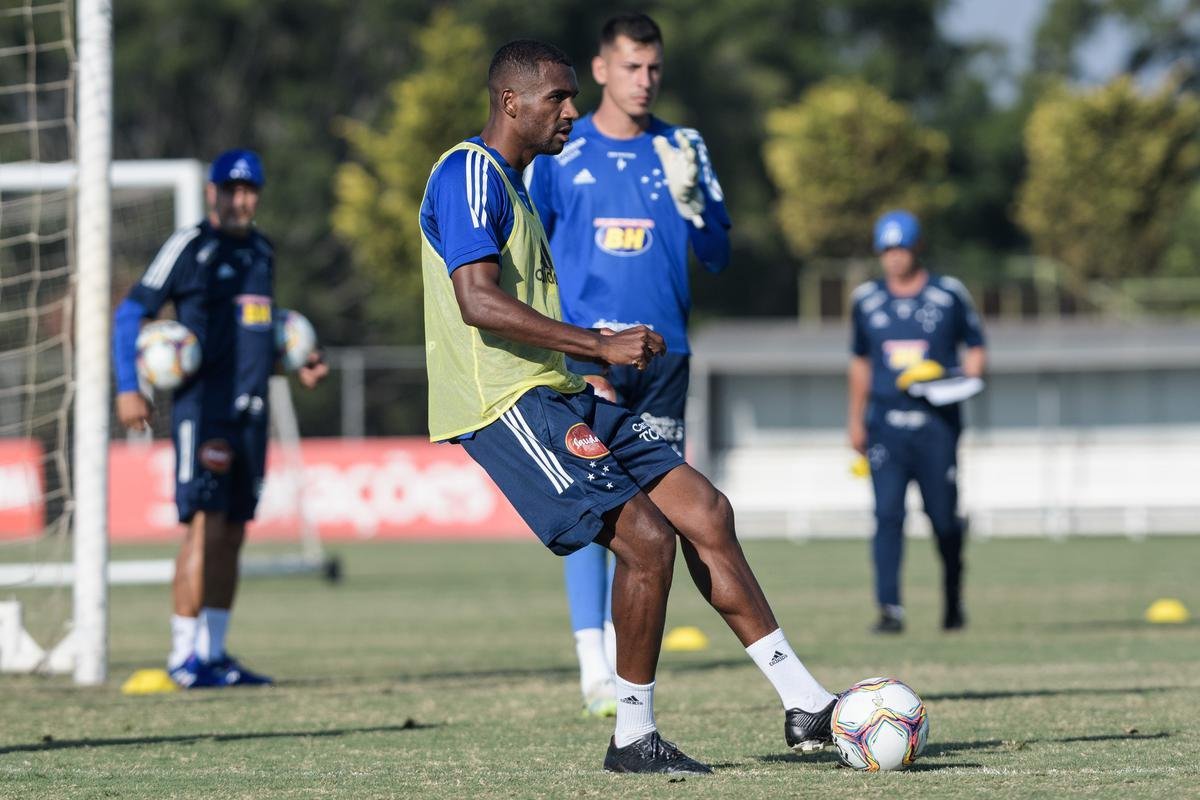 Fotos do primeiro treino do Cruzeiro, na Toca da Raposa II, sob o comando de Ney Franco. Treinador de 54 anos foi oficializado nesta quarta-feira