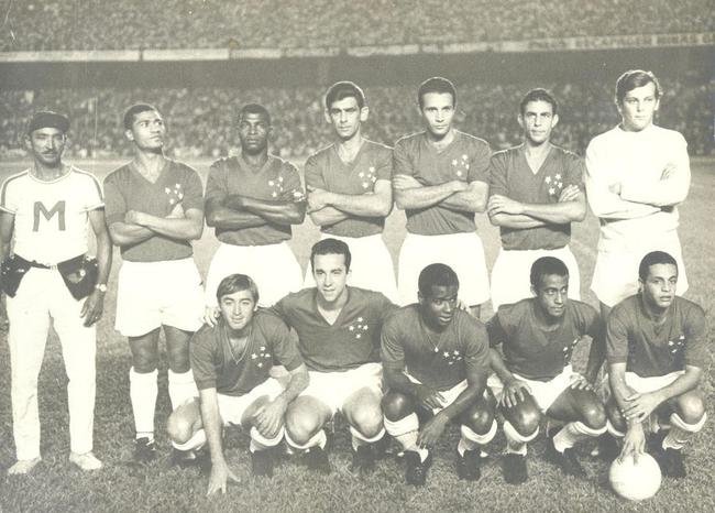 Time do Cruzeiro campeo da Taa Brasil de 1966 sobre o Santos, de Pel. O clssico uniforme com camisa azul, estrelas soltas, calo branco e meias brancas.