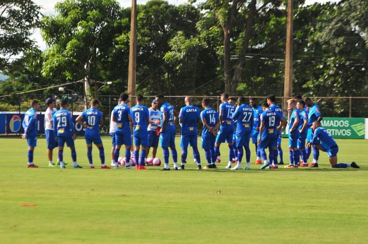 Sem Thiago Neves, que est com desgaste na panturrilha, Mano Menezes escalou o time titular do Cruzeiro no coletivo com Fbio; Lucas Romero, Leo, Murilo e Egdio; Henrique e Ariel Cabral; Robinho, Arrascaeta e Rafinha; Fred. Os reservas atuaram com Rafael; Arthur, Digo, Manoel e Marcelo Hermes; Lucas Silva, Nonoca e Bruno Silva; Rafael Marques, Rafael Sobis e Judivan