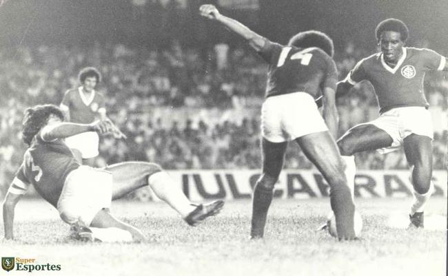 Cruzeiro derrotou Inter por 5 a 4 na estreia da Copa Libertadores de 1976. Palhinha, aos 3 e 10 minutos do 1T, Joozinho, aos 21 min do 1T e aos 18 min do 2T, e Nelinho, aos 40 min do 2T marcaram os gols celestes no triunfo