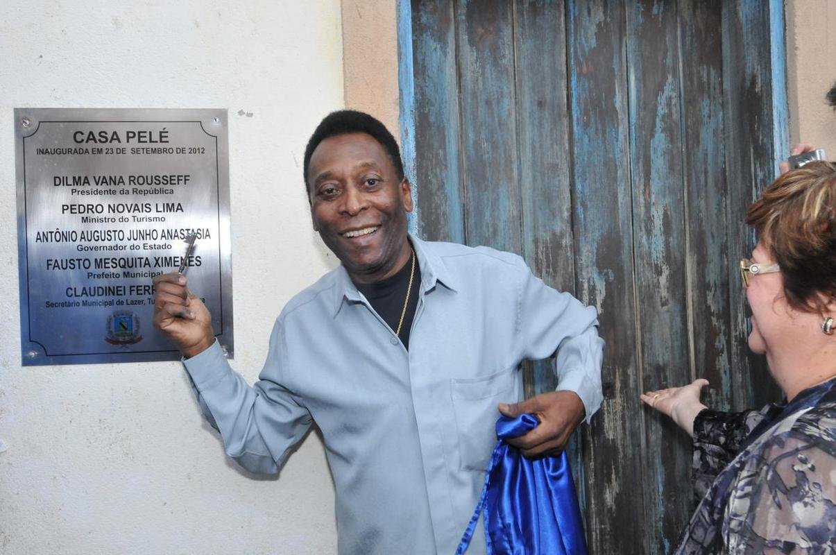 23/09/2012 - Pel� visitou a casa onde viveu em Tr�s Cora��es, chamada de Casa Pel�. Na ida � cidade natal, o Rei do futebol e seu pai, Dondinho, foram homenageados tamb�m no Parque Jo�o Ramos do Nascimento (Parque Dondinho). Evento marcou as comemora��es dos 128 anos da cidade