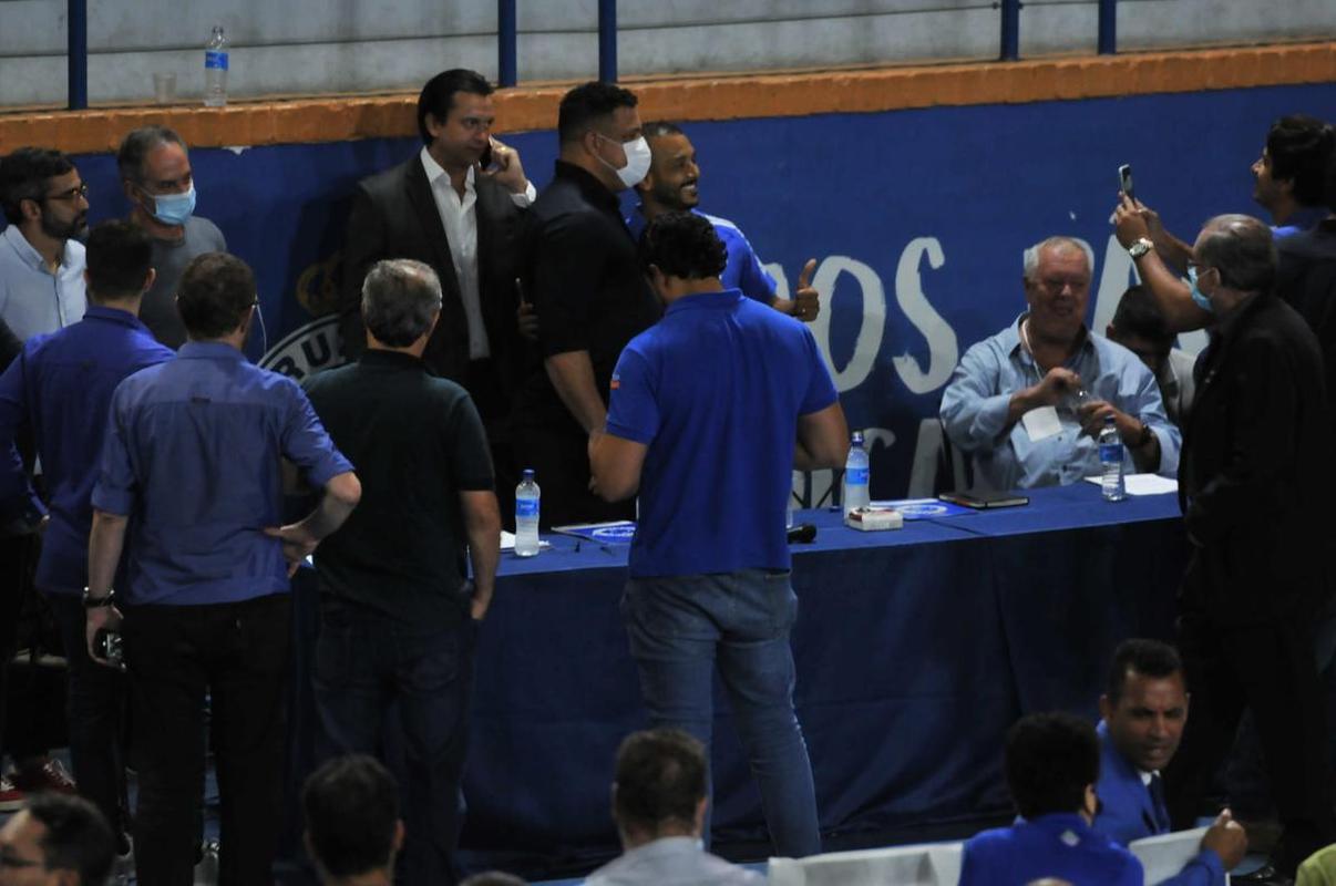 Fotos da Reunião Extraordinária para votação da venda da SAF a Ronaldo. Fenômeno compareceu ao Parque Esportivo do Barro Preto e foi muito assediado por conselheiros do clube