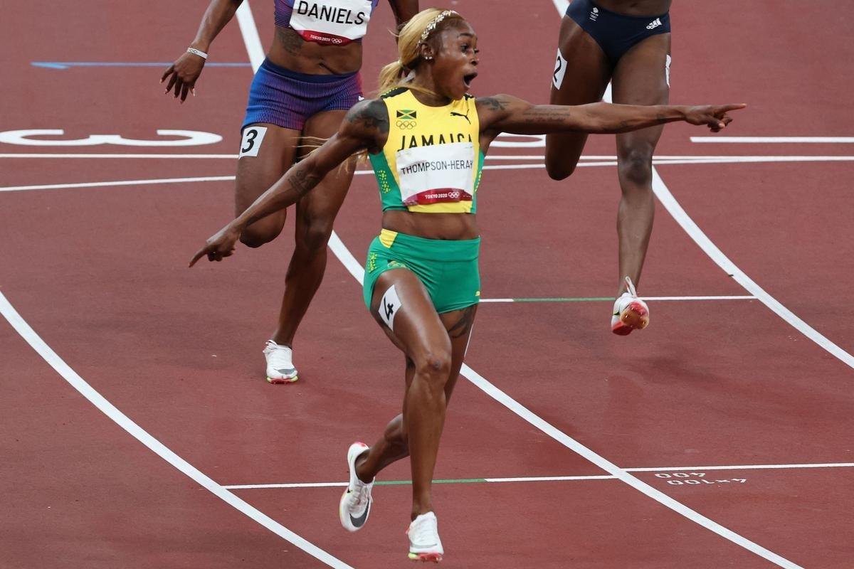 Fotos espetaculares da vitria da jamaicana Elaine Thompson-Herah nos 100m rasos dos Jogos Olmpicos de Tquio com o tempo de 10s61. A velocista quebrou o recorde olmpico e comandou o pdio jamaicano ao lado de Ann Fraser-Pryce, prata, e Shericka Jackson, bronze.