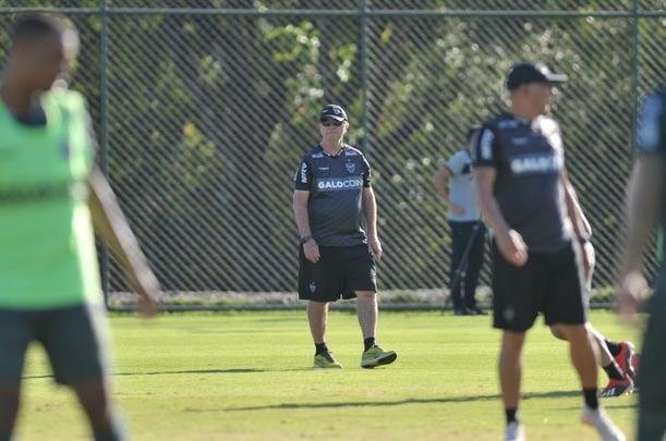 Veja fotos do treino do Atltico