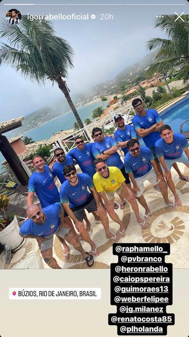 Igor Rabello e amigos em Bzios, no Rio de Janeiro.