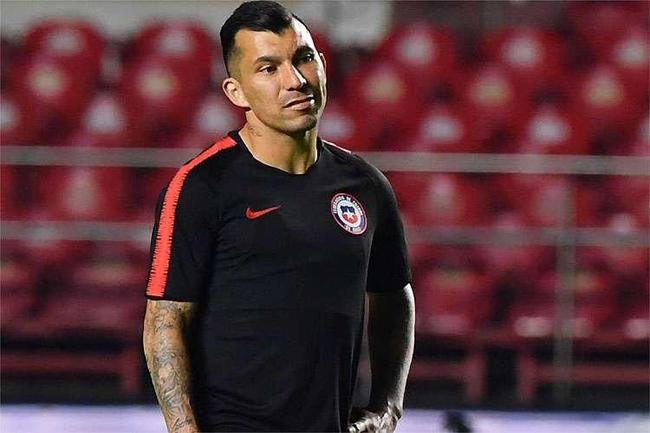O zagueiro/volante Gary Medel, de 33 anos, pode deixar o Bologna e acertar com o Boca Juniors 