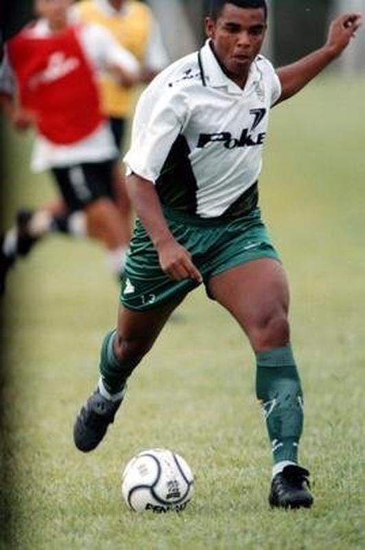 O atacante lvaro foi revelado pelo Amrica em 2000