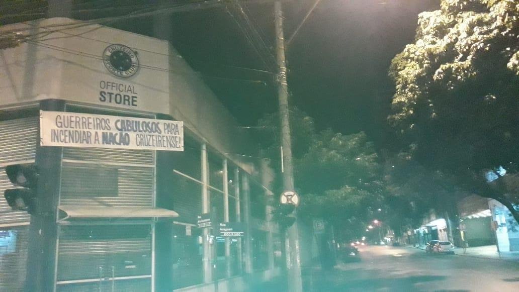 Faixas de apoio ao Cruzeiro so estendidas em Belo Horizonte antes da partida contra o FLuminense