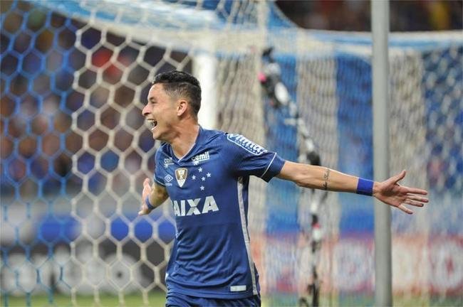 Diogo Barbosa (lateral-esquerdo) - comprado por 700 mil euros (25% dos direitos econmicos), encantou a torcida cruzeirense graas ao entrosamento com Alisson, Ariel Cabral e Thiago Neves. O pice de sua passagem pelo clube foi o gol de cabea marcado contra o Palmeiras no jogo de volta das quartas de final da Copa do Brasil, no Mineiro. O empate por 1 a 1, obtido aos 40min do segundo tempo, foi suficiente para a vaga do Cruzeiro, que havia conquistado um 3 a 3 no primeiro duelo, em So Paulo. Em 2017, Diogo disputou 60 jogos na temporada e marcou 2 gols. Em novembro, o presidente Gilvan de Pinho Tavares anunciou a venda do camisa 6 ao Palmeiras por 1,5 milho de euros (R$ 5,8 milhes).  poca, o dinheiro serviu para quitar salrios atrasados do elenco.
