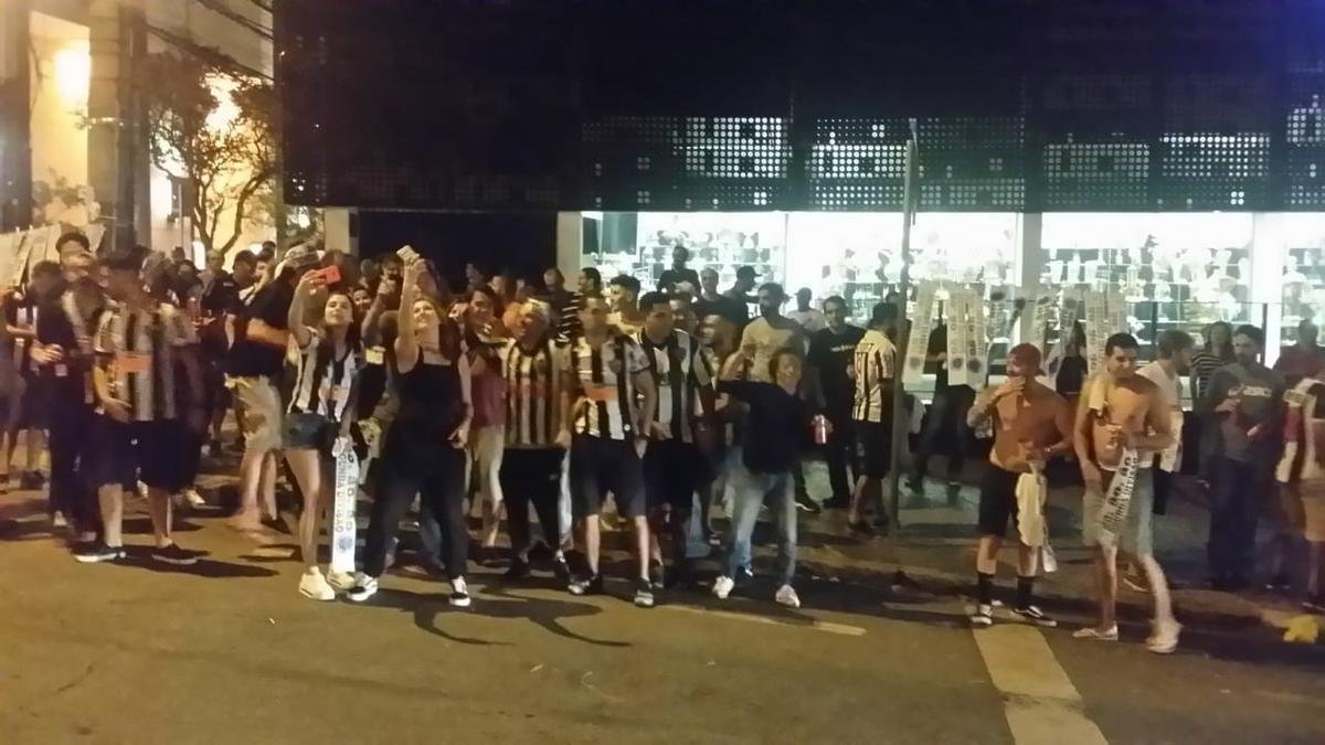 Dezenas de atleticanos celebraram o rebaixamento do Cruzeiro na sede de Lourdes