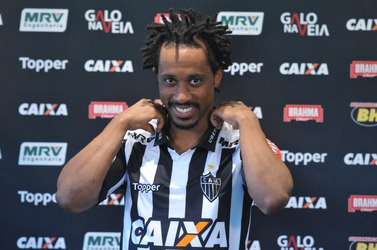 Volante Arouca, de 31 anos, assinou contrato com o Atltico de um ano