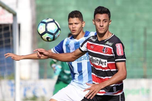 DINIZ (Meia-atacante - 20 anos)
Com passagens nas bases de Américo/SP, São Carlos/SP, e Capivariano/SP, onde estreou profissionalmente, Vinícius Diniz foi ao Santa para o Brasileiro de Aspirantes de 2019.