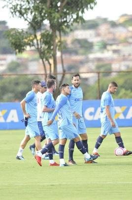 Mano Menezes montou Cruzeiro que deve encarar o Villa Nova no sbado e promoveu trs mudanas em relao ao ltimo jogo: Murilo entrou na vaga de Leo, Egdio no lugar de Marcelo Hermes e Robinho deu lugar a Ariel Cabral